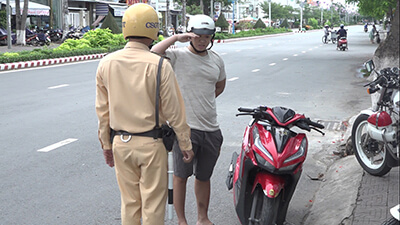 thanh niên bị phạt vì không đeo khẩu trang ở Sa Đéc