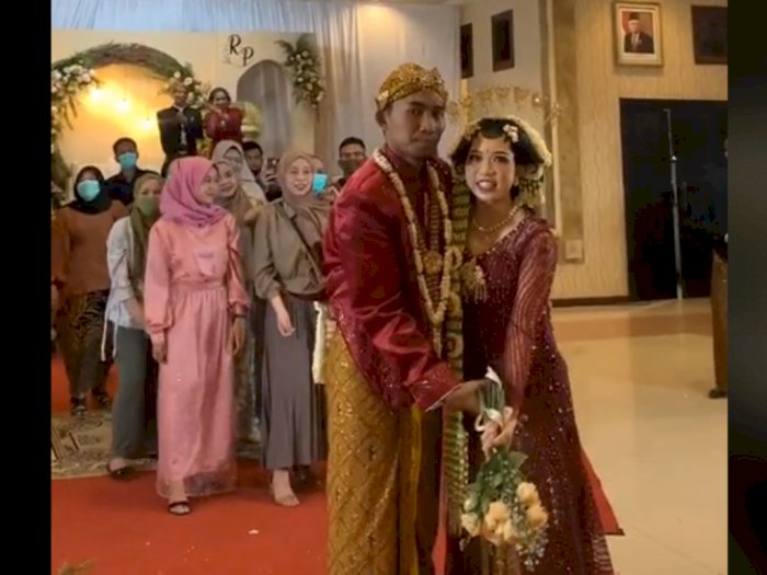 Dapat Buket Bunga Pengantin, Pria Ini Langsung Lamar Kekasih di Resepsi Orang Lain