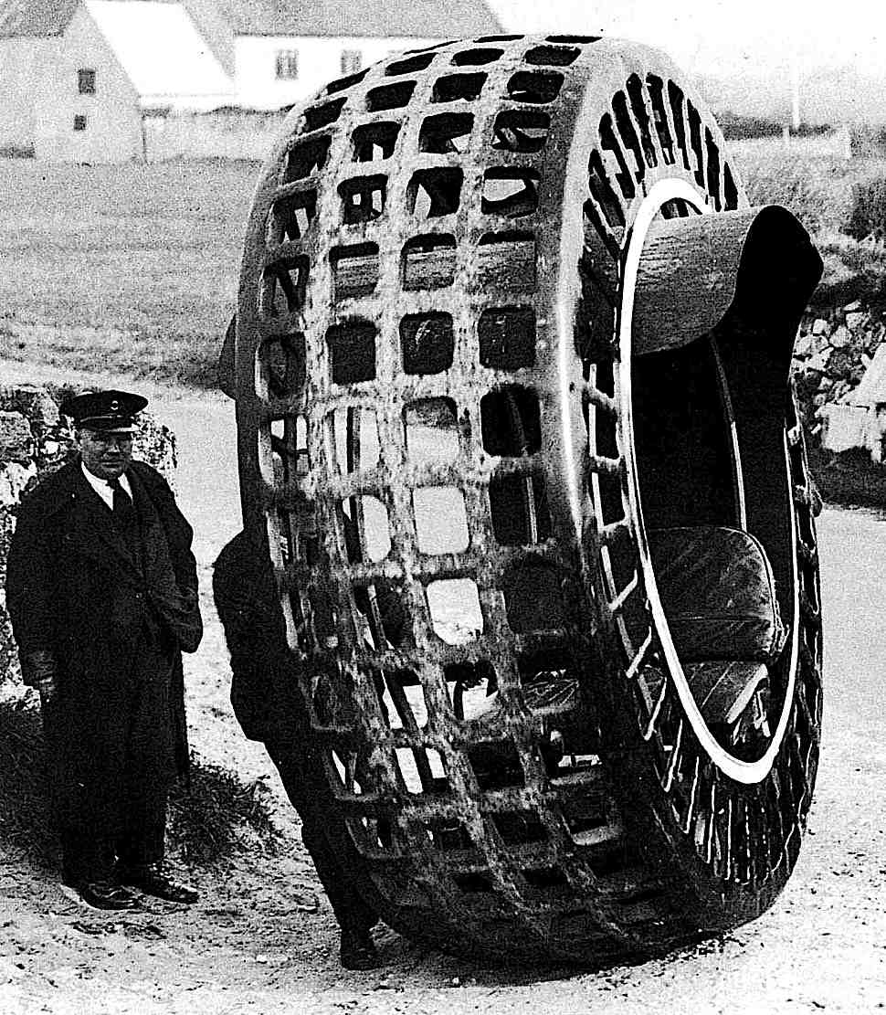 a photograph of the 1932 Dynasphere, a single wheel vehicle