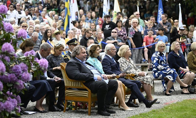 The King and Queen visited Volvo Cars and Holje Park. Queen Silvia wore a blue skirt suit, blazer and skirt. Sweden's National Day 2022