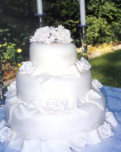 Gorgeous Wedding Cakes on Elaborately Decorated Gorgeous White Wedding Cake With Plenty Of