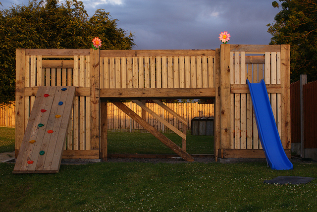 Playground construído de paletes de madeira