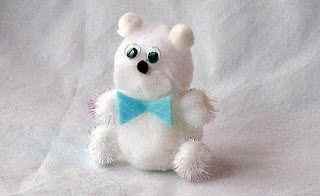 Urso polar artesanal feito com pompom e feltro