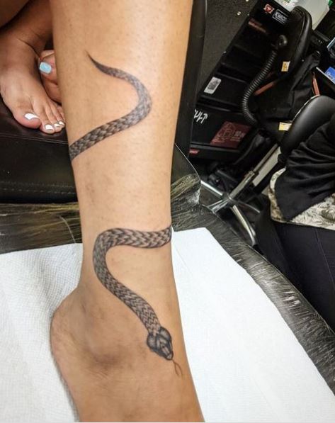 Tatuagem de Cobra - 156 ideias femininas para inspirar vocês