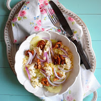  Salada de couscous, queijo cabra, pepino, cebola e nozes caramelizadas