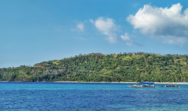 Menikmati Matahari Terbenam di Pantai Nipuh Lombok Barat