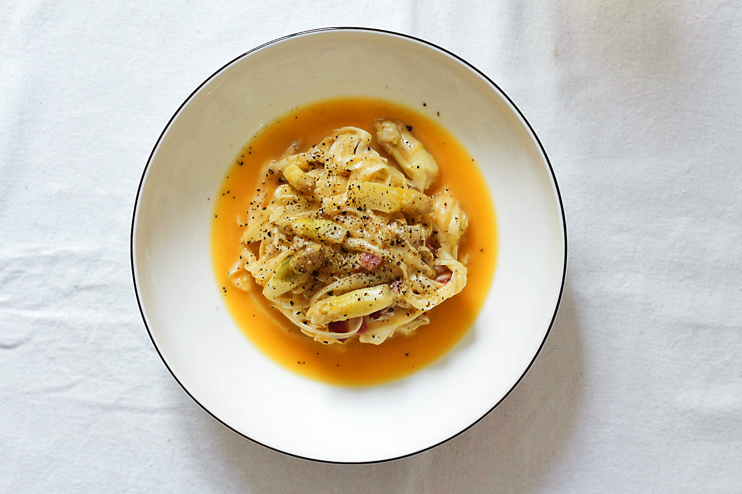 Spargel-Carbonara pur und klassisch aus weißem Spargel mit Guanciale, Pecorino und Eigelb (orientiert am Originalrezept für Spaghetti-Carbonara). Dazu gibt es als passenden Spargelwein einen trockenen Rosé vom Weingut Groh | Arthurs Tochter kocht. Der Blog für Food, Wine, Travel & Love