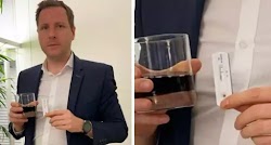 Ένας Αυστριακός βουλευτής έκανε rapid test για κορονοϊό σε ένα ποτήρι αναψυκτικό τύπου κόλα ενώ μιλούσε στο βήμα της αυστριακής βουλής. Μέχρ...