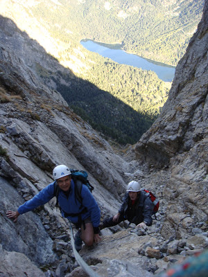 Escalando la Canal Central de Encantats. Abajo El E. de S. Maurici.