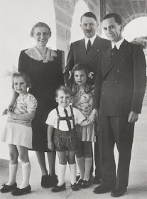 Magda y Joseph Goebbels con sus hijos junto a Hitler