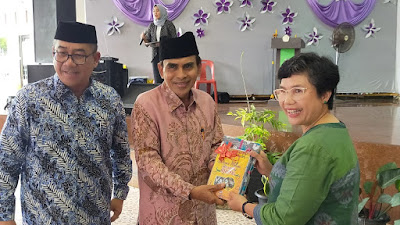 Akademisi Serahkan Buku  Literasi Melayu Menolak Korupsi ke KPK