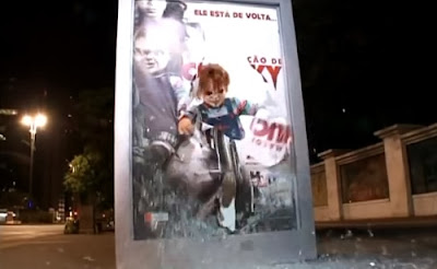 hombre enado disfrazado de chucky sale de un panel publicitario de buses en brasil