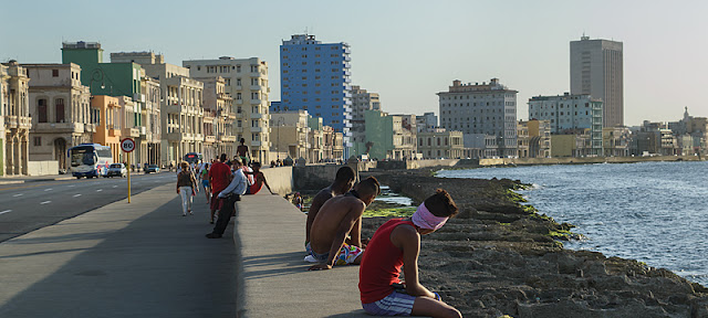 Cubains sur le Malecón