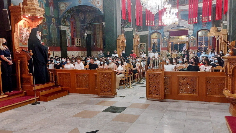 Πλήθος μαθητών στη βραδινή Θεία Λειτουργία για τους υποψηφίους των Πανελλαδικών εξετάσεων