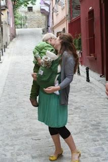 Julia carrying Neve and Anton outside the Museum of Innocence