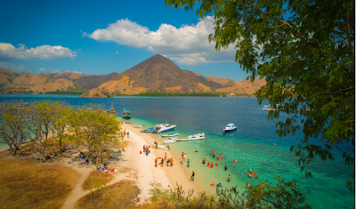 Warna super tosca mewarnai garis pantai di Pulau Kelor Labuan Bajo