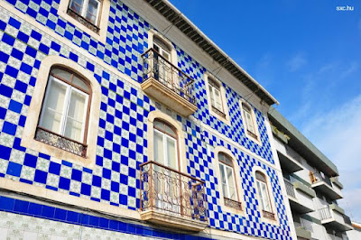 Fachada con azulejos