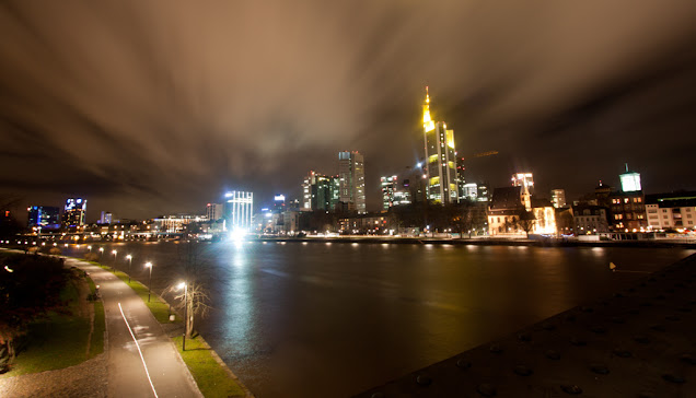 Skyline di Francoforte di notte