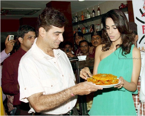Mallika Sherawat Celebrate Jalebi Bai Song with Jalebi Sweet : Jalebi Bai Song Promote Wallpapers