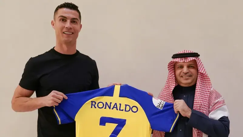 رسميا.. النصر السعودي يعلن ضم النجم البرتغالي كريستيانو رونالدو حتى 2025