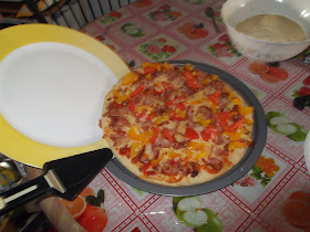  Easy way of transferring pizza from baking tray to a plate