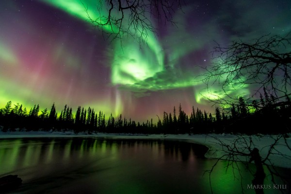 Aurora boreal / Aurora austral  Fenômeno natural, que cria uma espetáculo luminoso colorido nos céus dos polos Norte e Sul.  Ocorre à noite, geralmente, nos meses de Setembro a Outubro e de Março a Abril.  É criado em decorrência do impacto de ventos solares com a atmosfera terrestre das regiões polares.