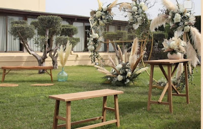 Decoración de ceremonia civil con aros de pampas y flores naturales