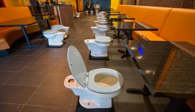 Waduh, Ada Yang Berminat Makan di Kafe Mirip Toilet Seperti Ini?