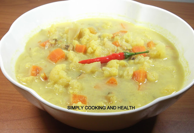 Mild Cauliflower stew with black eyed beans in coconut milk