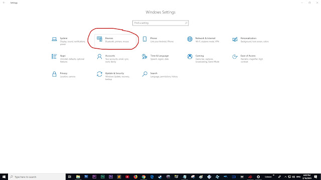 "Setting" di Windows 10, kemudian pilih "Devices".