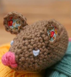 http://translate.googleusercontent.com/translate_c?depth=1&hl=es&rurl=translate.google.es&sl=en&tl=es&u=http://www.lululoves.co.uk/item/crochet-mice.html&usg=ALkJrhiGZjLBRFX-x90ZCi6ukAZktALOkA