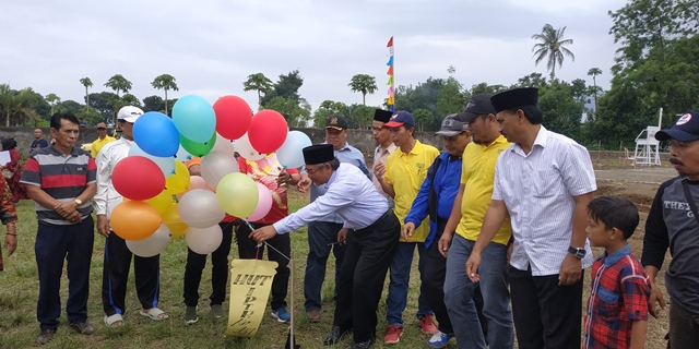 H.M Saleh melepas balon udara tanda dimulainya turnamen IPTR Foto: kopicurup.com