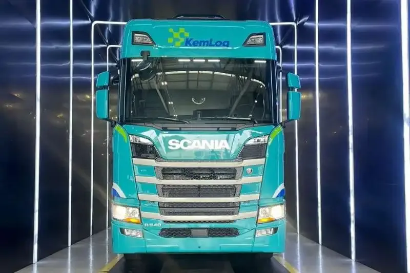 Scania R 540 azul sendo entregue ao Grupo Brasinter