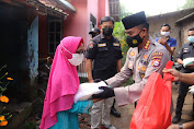 Fatimah Terharu menerima Kedatangan Tim Jumat Barokah Polda Banten