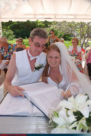 https://blogger.googleusercontent.com/img/b/R29vZ2xl/AVvXsEg4AQqETOyRHR4Lp8dY6Vh6yfYqNTxmTygRAX1aMlXoZ0KLz8fi0jlPPWuc7fBQVNol5xtLCCTm4vxGmwhaa2NfKHfPtRAZ3uQuNwxxXqFFQnUM6UTOU1PWHEcovBt58mhcA-GcEfi5d7A/s1600/funny_wedding_pictures_08.jpg