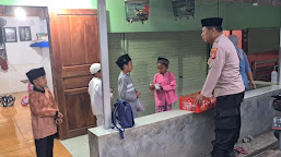 Kabag Logistik Kompol H. Mashudi Berbagi Takjil kepada Anak Yatim dan Warga.