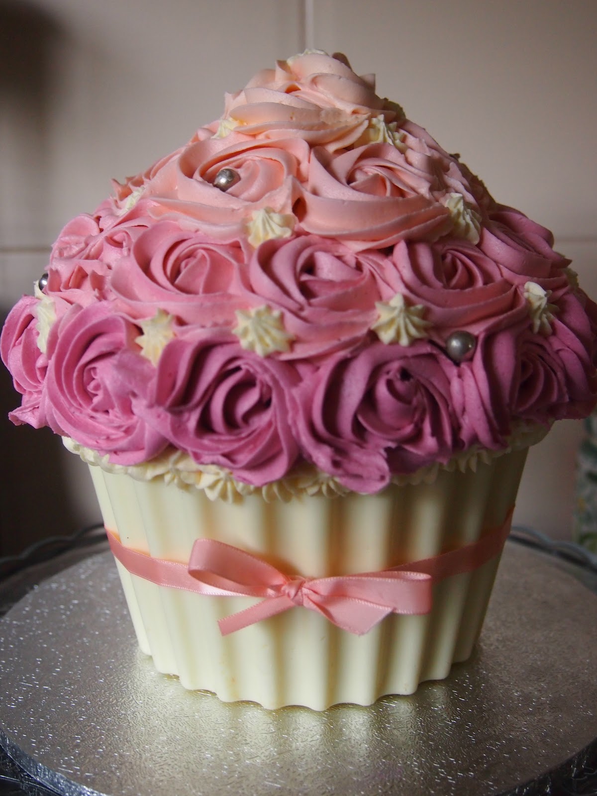 41 Top Photos How To Decorate A Giant Cupcake - Cute Cupcake Ideas | Cute Rose Giant Cupcake - by sajo ...