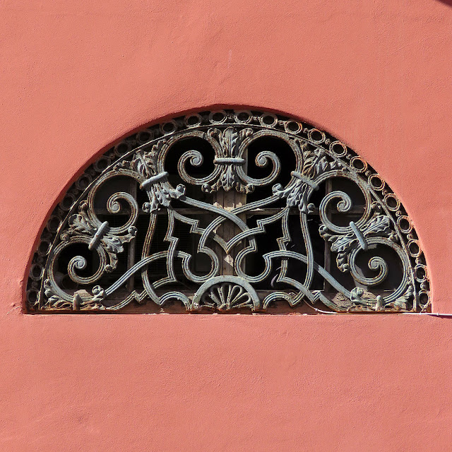 Fanlight window, Piazza Colonnella, Livorno