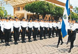 Mujeres uniformadas para controlar el tráfico y la corrupción en las calles de San Salvador