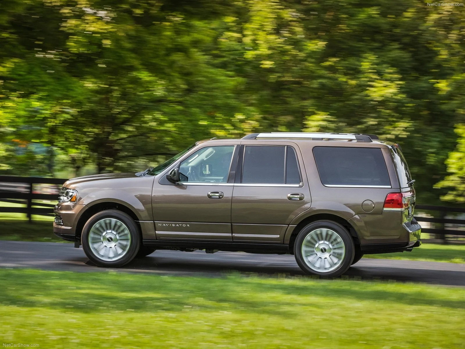 Hình ảnh xe ô tô Lincoln Navigator 2015 & nội ngoại thất