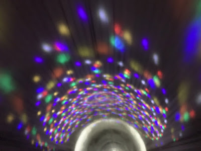 トンネル内のイルミネーション