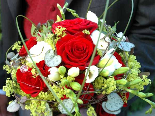 Most brides choose red flowers plus with green d cor for Christmas wedding