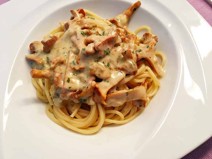 Pasta mit Eierschwammerlsauce