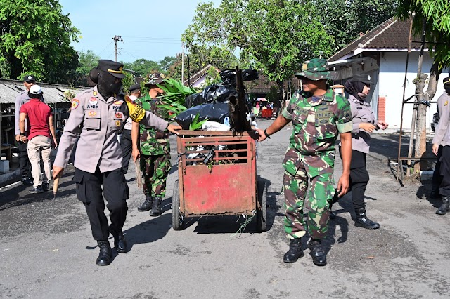 Kodim 0726/Sukoharjo dan Polres Sukoharjo bersinergi, Bersihkan Pasar Gawok dan bagikan Paket Sembako. 