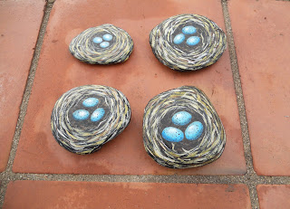 PIEDRAS PINTADAS CON NIDOS 