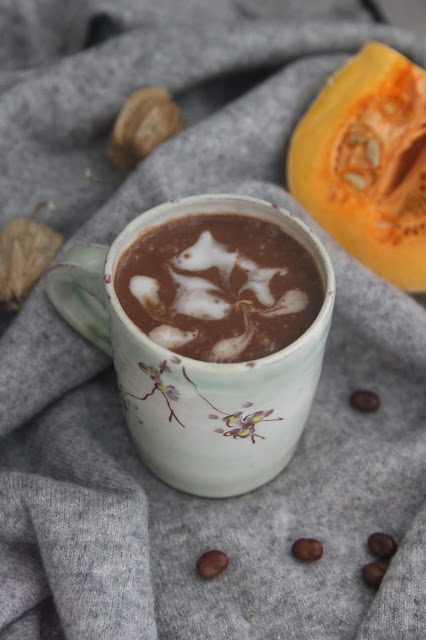 Cuillère et saladier : Chocolat chaud à la courge (vegan)