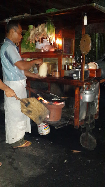 Penjual nasi goreng sedang memasak pesanan;Nasi Goreng Arang Jogja, Kenikmatan Kuliner Khas Nikmat;