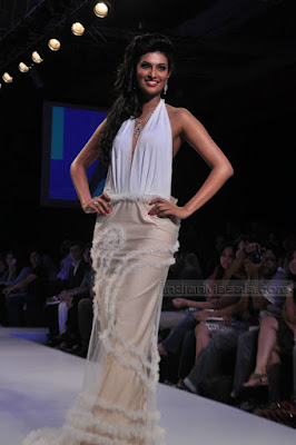 Actress Sayali Bhagat Pictures Bare back show on ramp Sexy Pics