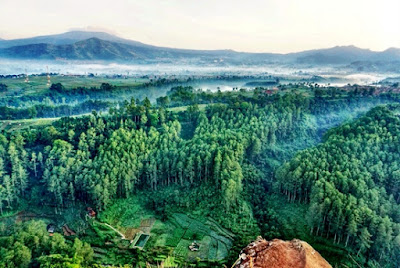 Pemandangan Alam Lepas Di Tebing Keraton