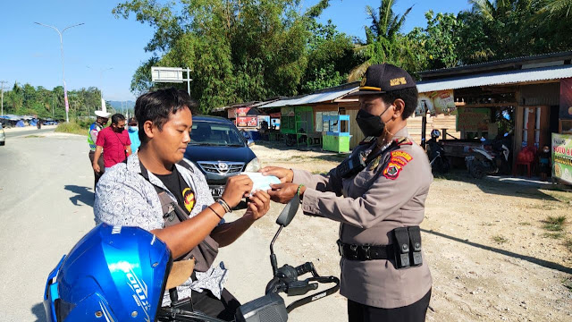 Polsek Muara Tami Bagikan Masker di Pertigaan Holtekamp